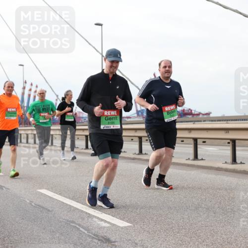 03.10.2025 - Köhlbrandbrückenlauf Lena Gebhardt http://msf.ph/oto/9205563 03.10.2025 16:01:38 Position 2 8185, 7953 meine-sportfotos.de