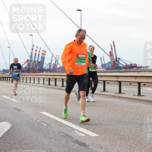 03.10.2025 - Köhlbrandbrückenlauf Lena Gebhardt http://msf.ph/oto/9205572 03.10.2025 16:01:40 Position 2 8828 meine-sportfotos.de