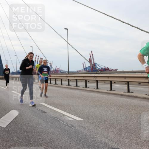 03.10.2025 - Köhlbrandbrückenlauf Lena Gebhardt http://msf.ph/oto/9205582 03.10.2025 16:01:42 Position 2 8597 meine-sportfotos.de