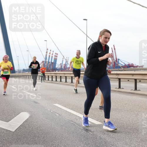 03.10.2025 - Köhlbrandbrückenlauf Lena Gebhardt http://msf.ph/oto/9205587 03.10.2025 16:01:43 Position 2  meine-sportfotos.de