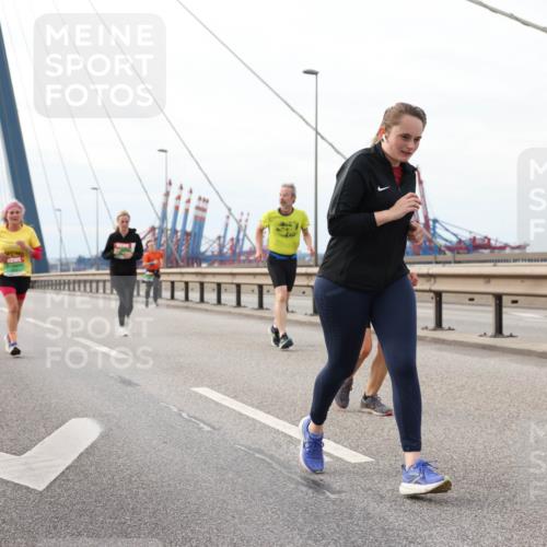 03.10.2025 - Köhlbrandbrückenlauf Lena Gebhardt http://msf.ph/oto/9205588 03.10.2025 16:01:43 Position 2  meine-sportfotos.de