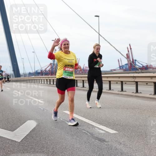 03.10.2025 - Köhlbrandbrückenlauf Lena Gebhardt http://msf.ph/oto/9205599 03.10.2025 16:01:46 Position 2 2025, 9535 meine-sportfotos.de