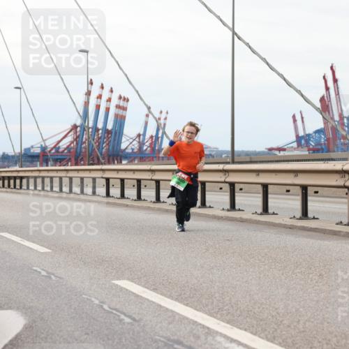 03.10.2025 - Köhlbrandbrückenlauf Lena Gebhardt http://msf.ph/oto/9205604 03.10.2025 16:01:47 Position 2  meine-sportfotos.de