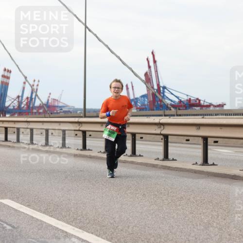 03.10.2025 - Köhlbrandbrückenlauf Lena Gebhardt http://msf.ph/oto/9205611 03.10.2025 16:01:49 Position 2  meine-sportfotos.de