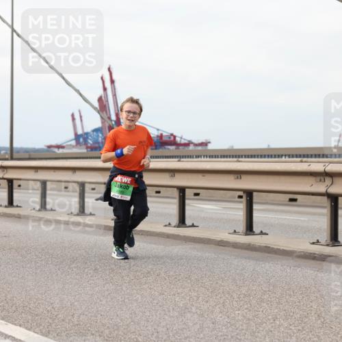 03.10.2025 - Köhlbrandbrückenlauf Lena Gebhardt http://msf.ph/oto/9205616 03.10.2025 16:01:49 Position 2 8189 meine-sportfotos.de