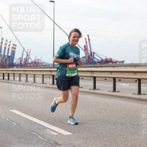 03.10.2025 - Köhlbrandbrückenlauf Lena Gebhardt http://msf.ph/oto/9205628 03.10.2025 16:01:51 Position 2 8936 meine-sportfotos.de