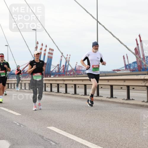 03.10.2025 - Köhlbrandbrückenlauf Lena Gebhardt http://msf.ph/oto/9205635 03.10.2025 16:01:55 Position 2 8152 meine-sportfotos.de