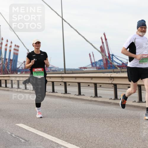 03.10.2025 - Köhlbrandbrückenlauf Lena Gebhardt http://msf.ph/oto/9205641 03.10.2025 16:01:56 Position 2 8226, 8152, 8021 meine-sportfotos.de