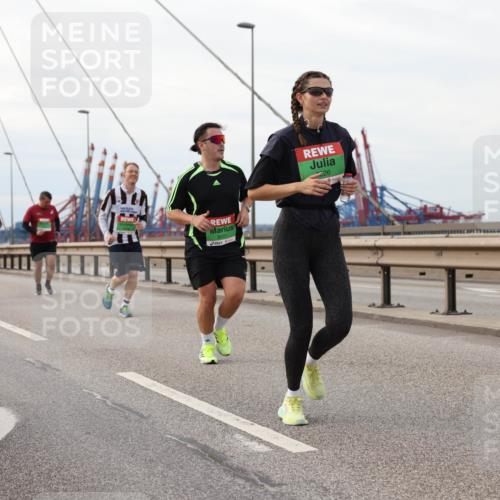 03.10.2025 - Köhlbrandbrückenlauf Lena Gebhardt http://msf.ph/oto/9205649 03.10.2025 16:01:58 Position 2 26 meine-sportfotos.de