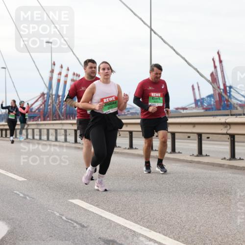 03.10.2025 - Köhlbrandbrückenlauf Lena Gebhardt http://msf.ph/oto/9205663 03.10.2025 16:02:02 Position 2 8400, 9270 meine-sportfotos.de