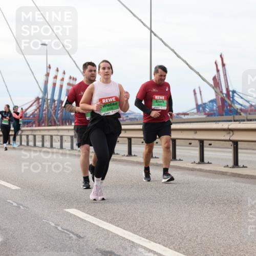 03.10.2025 - Köhlbrandbrückenlauf Lena Gebhardt http://msf.ph/oto/9205664 03.10.2025 16:02:02 Position 2 8400, 9270 meine-sportfotos.de