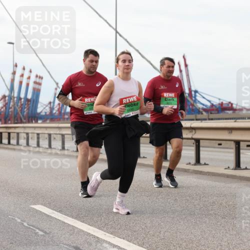 03.10.2025 - Köhlbrandbrückenlauf Lena Gebhardt http://msf.ph/oto/9205667 03.10.2025 16:02:03 Position 2 927, 8400, 9270 meine-sportfotos.de