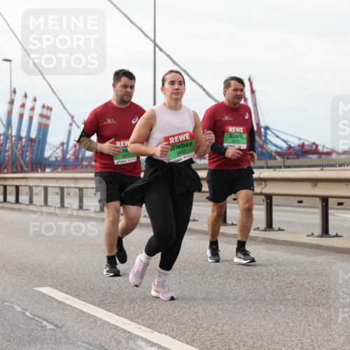 03.10.2025 - Köhlbrandbrückenlauf Lena Gebhardt http://msf.ph/oto/9205668 03.10.2025 16:02:03 Position 2 9271, 8400, 9270 meine-sportfotos.de