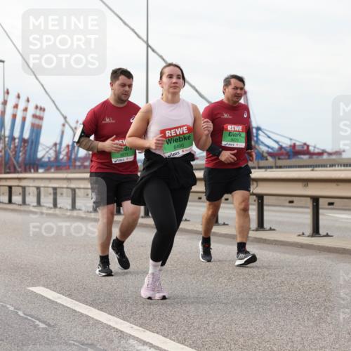 03.10.2025 - Köhlbrandbrückenlauf Lena Gebhardt http://msf.ph/oto/9205669 03.10.2025 16:02:03 Position 2 9271, 8400, 9270 meine-sportfotos.de