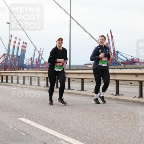 03.10.2025 - Köhlbrandbrückenlauf Lena Gebhardt http://msf.ph/oto/9205675 03.10.2025 16:02:10 Position 2 8235, 8343 meine-sportfotos.de
