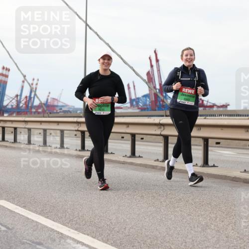 03.10.2025 - Köhlbrandbrückenlauf Lena Gebhardt http://msf.ph/oto/9205678 03.10.2025 16:02:10 Position 2 8235, 8343 meine-sportfotos.de