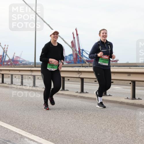 03.10.2025 - Köhlbrandbrückenlauf Lena Gebhardt http://msf.ph/oto/9205681 03.10.2025 16:02:10 Position 2 8235, 8343 meine-sportfotos.de