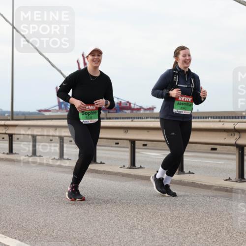 03.10.2025 - Köhlbrandbrückenlauf Lena Gebhardt http://msf.ph/oto/9205682 03.10.2025 16:02:11 Position 2 8235, 8343 meine-sportfotos.de