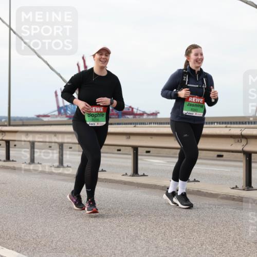 03.10.2025 - Köhlbrandbrückenlauf Lena Gebhardt http://msf.ph/oto/9205683 03.10.2025 16:02:11 Position 2 8235, 8343 meine-sportfotos.de