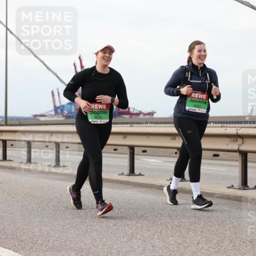 03.10.2025 - Köhlbrandbrückenlauf Lena Gebhardt http://msf.ph/oto/9205684 03.10.2025 16:02:11 Position 2 8235, 8343 meine-sportfotos.de