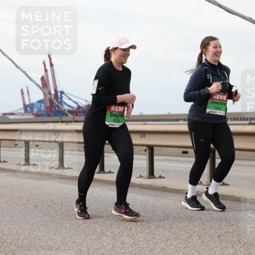 03.10.2025 - Köhlbrandbrückenlauf Lena Gebhardt http://msf.ph/oto/9205685 03.10.2025 16:02:11 Position 2 8235, 8343 meine-sportfotos.de