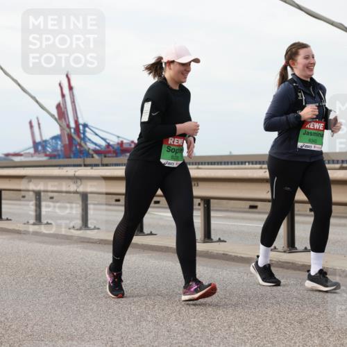 03.10.2025 - Köhlbrandbrückenlauf Lena Gebhardt http://msf.ph/oto/9205686 03.10.2025 16:02:11 Position 2 8235, 8343 meine-sportfotos.de