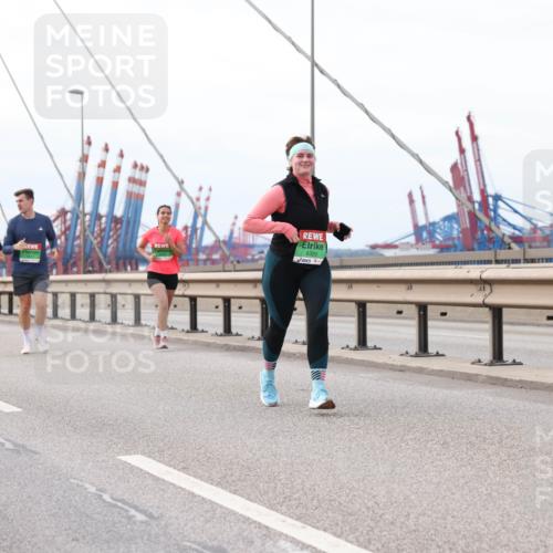 03.10.2025 - Köhlbrandbrückenlauf Lena Gebhardt http://msf.ph/oto/9205687 03.10.2025 16:02:15 Position 2 8320 meine-sportfotos.de