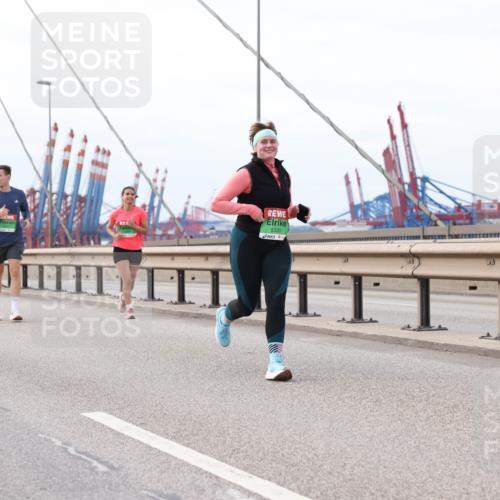 03.10.2025 - Köhlbrandbrückenlauf Lena Gebhardt http://msf.ph/oto/9205689 03.10.2025 16:02:15 Position 2 8320 meine-sportfotos.de