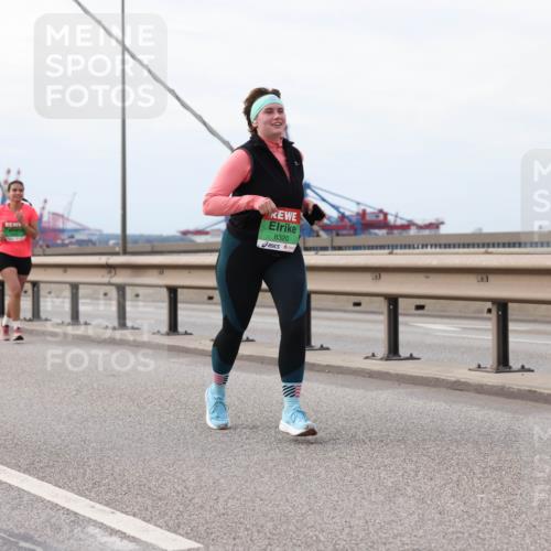 03.10.2025 - Köhlbrandbrückenlauf Lena Gebhardt http://msf.ph/oto/9205692 03.10.2025 16:02:15 Position 2 8320 meine-sportfotos.de