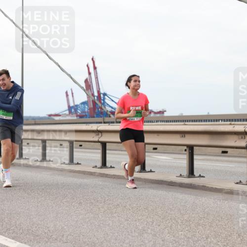 03.10.2025 - Köhlbrandbrückenlauf Lena Gebhardt http://msf.ph/oto/9205696 03.10.2025 16:02:18 Position 2 9016, 9017 meine-sportfotos.de