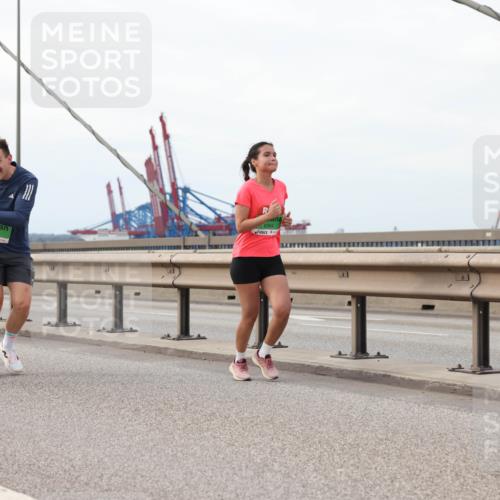 03.10.2025 - Köhlbrandbrückenlauf Lena Gebhardt http://msf.ph/oto/9205698 03.10.2025 16:02:18 Position 2 9016, 9017, 8364 meine-sportfotos.de