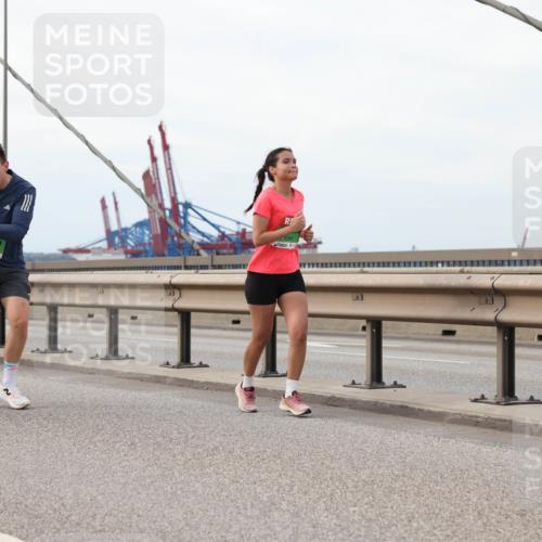 03.10.2025 - Köhlbrandbrückenlauf Lena Gebhardt http://msf.ph/oto/9205699 03.10.2025 16:02:19 Position 2 9016, 9017 meine-sportfotos.de