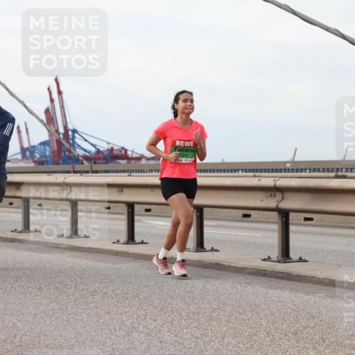 03.10.2025 - Köhlbrandbrückenlauf Lena Gebhardt http://msf.ph/oto/9205700 03.10.2025 16:02:19 Position 2 9017, 3364 meine-sportfotos.de