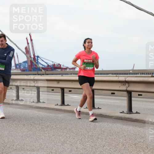 03.10.2025 - Köhlbrandbrückenlauf Lena Gebhardt http://msf.ph/oto/9205701 03.10.2025 16:02:19 Position 2 9017, 8364 meine-sportfotos.de