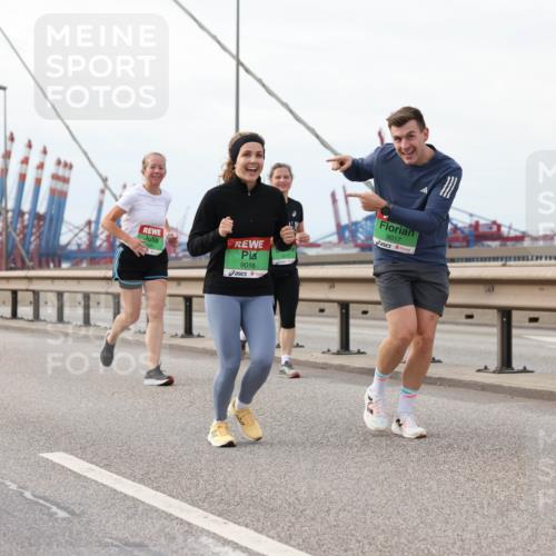 03.10.2025 - Köhlbrandbrückenlauf Lena Gebhardt http://msf.ph/oto/9205703 03.10.2025 16:02:20 Position 2 9016, 9017 meine-sportfotos.de