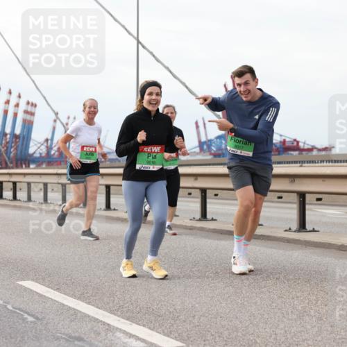 03.10.2025 - Köhlbrandbrückenlauf Lena Gebhardt http://msf.ph/oto/9205704 03.10.2025 16:02:20 Position 2 9016, 9017 meine-sportfotos.de