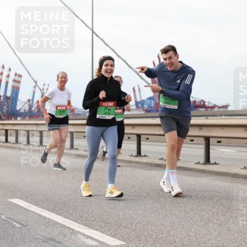 03.10.2025 - Köhlbrandbrückenlauf Lena Gebhardt http://msf.ph/oto/9205705 03.10.2025 16:02:20 Position 2 9016, 9017 meine-sportfotos.de