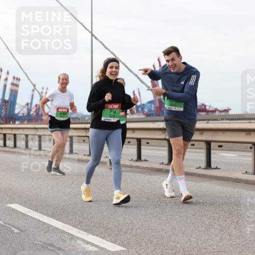 03.10.2025 - Köhlbrandbrückenlauf Lena Gebhardt http://msf.ph/oto/9205706 03.10.2025 16:02:20 Position 2 9016, 9017 meine-sportfotos.de