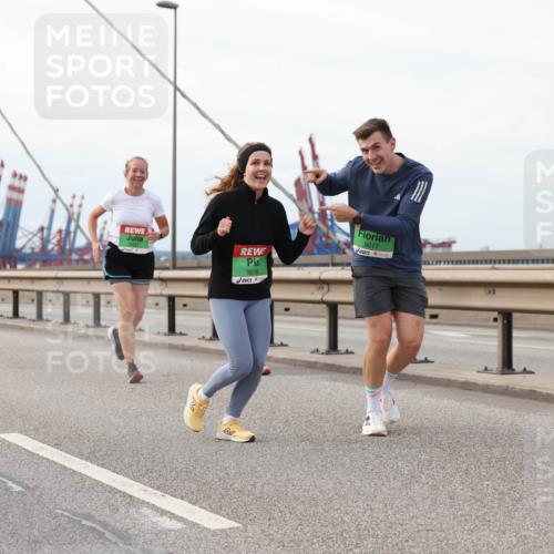 03.10.2025 - Köhlbrandbrückenlauf Lena Gebhardt http://msf.ph/oto/9205707 03.10.2025 16:02:20 Position 2 9016, 9017 meine-sportfotos.de