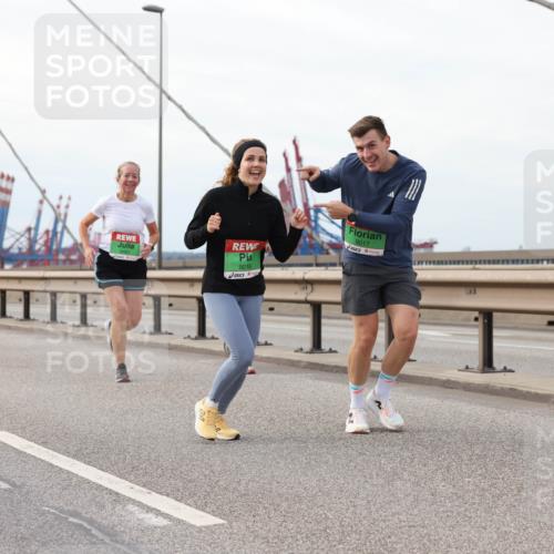 03.10.2025 - Köhlbrandbrückenlauf Lena Gebhardt http://msf.ph/oto/9205708 03.10.2025 16:02:20 Position 2 8491, 9016, 9017 meine-sportfotos.de