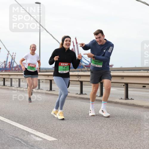03.10.2025 - Köhlbrandbrückenlauf Lena Gebhardt http://msf.ph/oto/9205709 03.10.2025 16:02:20 Position 2 9016, 9017 meine-sportfotos.de