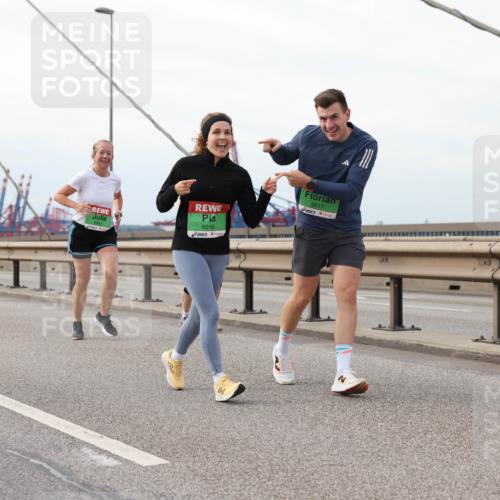 03.10.2025 - Köhlbrandbrückenlauf Lena Gebhardt http://msf.ph/oto/9205711 03.10.2025 16:02:20 Position 2 9016, 9017 meine-sportfotos.de