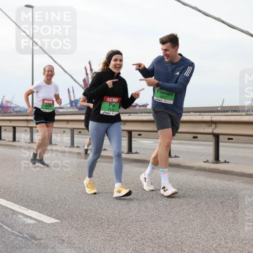 03.10.2025 - Köhlbrandbrückenlauf Lena Gebhardt http://msf.ph/oto/9205713 03.10.2025 16:02:20 Position 2 9016, 9017 meine-sportfotos.de