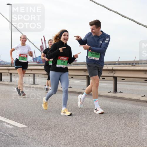 03.10.2025 - Köhlbrandbrückenlauf Lena Gebhardt http://msf.ph/oto/9205715 03.10.2025 16:02:21 Position 2 9016, 9017 meine-sportfotos.de