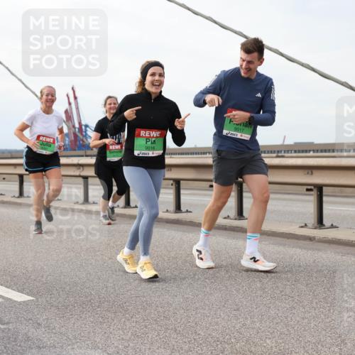 03.10.2025 - Köhlbrandbrückenlauf Lena Gebhardt http://msf.ph/oto/9205717 03.10.2025 16:02:21 Position 2 8491, 9016, 2, 9017 meine-sportfotos.de