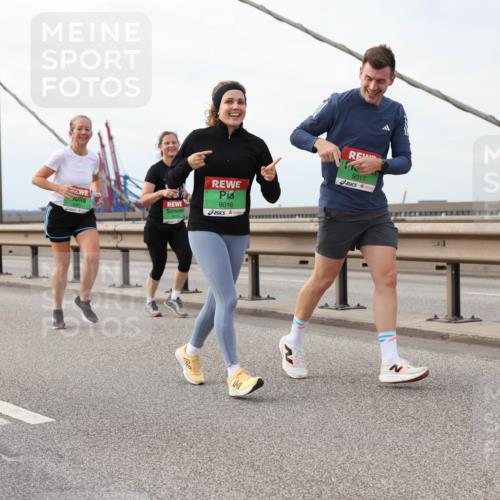 03.10.2025 - Köhlbrandbrückenlauf Lena Gebhardt http://msf.ph/oto/9205718 03.10.2025 16:02:21 Position 2 9016, 9017 meine-sportfotos.de