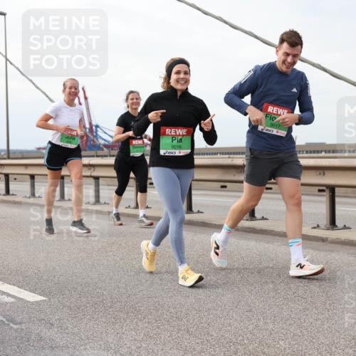 03.10.2025 - Köhlbrandbrückenlauf Lena Gebhardt http://msf.ph/oto/9205719 03.10.2025 16:02:21 Position 2 8491, 9016, 9017 meine-sportfotos.de