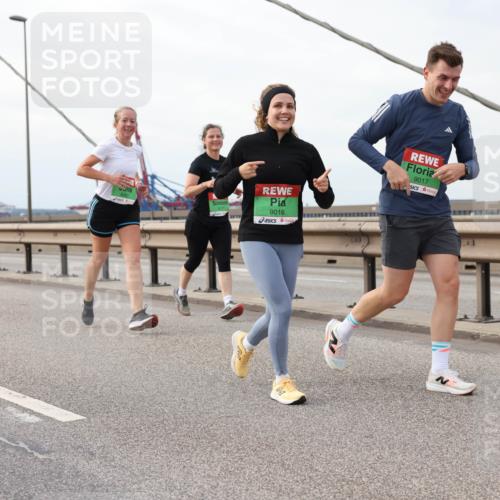 03.10.2025 - Köhlbrandbrückenlauf Lena Gebhardt http://msf.ph/oto/9205720 03.10.2025 16:02:21 Position 2 9016, 9017 meine-sportfotos.de