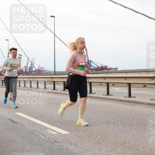 03.10.2025 - Köhlbrandbrückenlauf Lena Gebhardt http://msf.ph/oto/9205726 03.10.2025 16:02:23 Position 2 8546 meine-sportfotos.de
