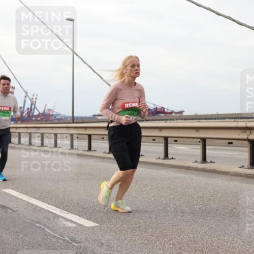 03.10.2025 - Köhlbrandbrückenlauf Lena Gebhardt http://msf.ph/oto/9205728 03.10.2025 16:02:23 Position 2 8546 meine-sportfotos.de